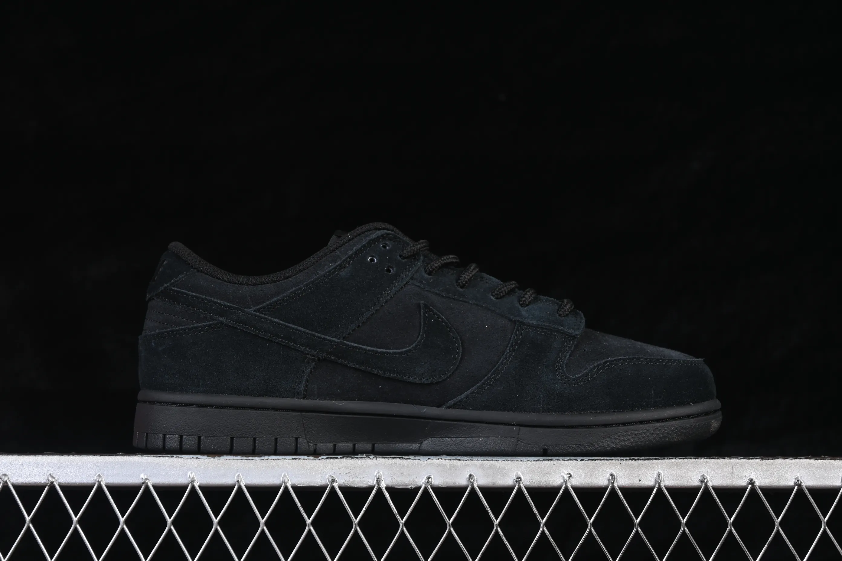 All categories Nk SB Dunk series Nk SB Dunk Low low-top sneakers Nike SB Dunk Low suede black low-top casual sneakers IB6651-001